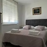 Rovci 2 アパート スラティネ